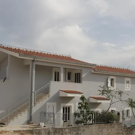 Apartments Eni * Seget Vranjica