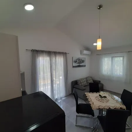 Apartments Eni * Seget Vranjica