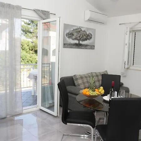 Apartments Eni * Seget Vranjica